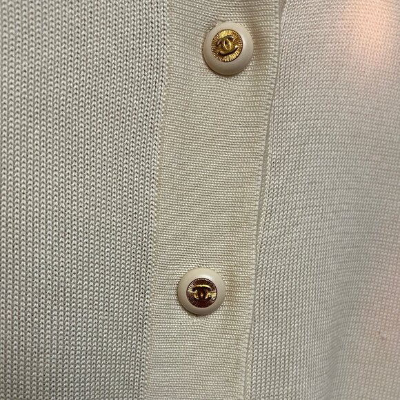 Vintage CHANEL Boutique Cream Knit Cardigan with Gold CC Logo Buttons - Picture 3 of 12